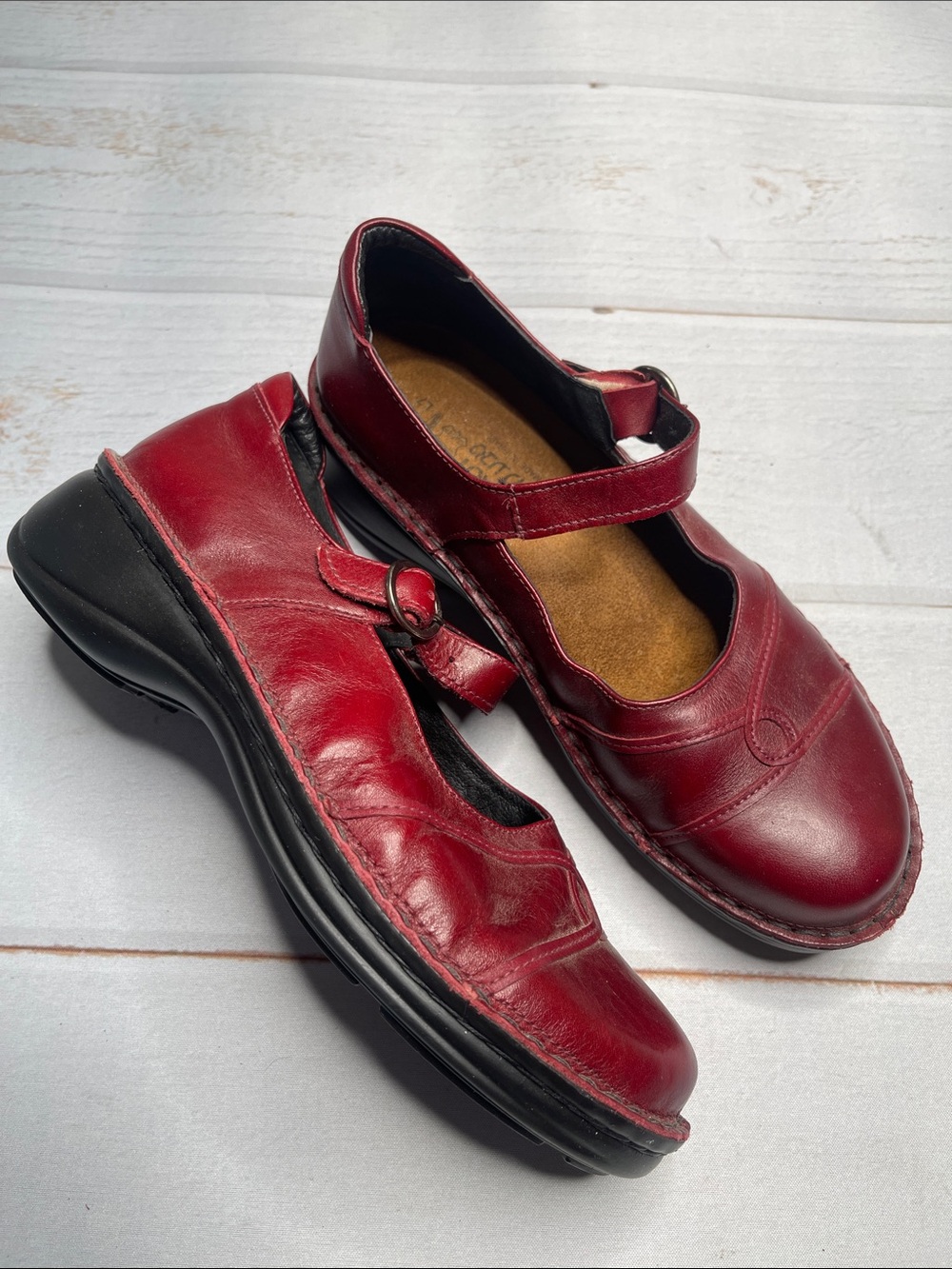 Naot Red Mary Jane Shoes 38 Ladies 7 Red MaryJane Strap Burgundy